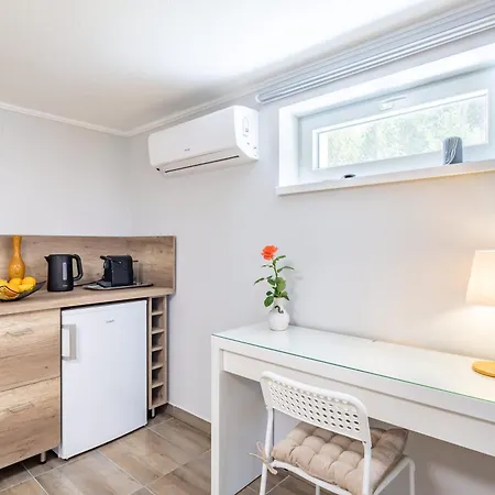 Panorama Garden Hideout In Artists' Town Apartment