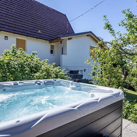Panorama Garden Hideout In Artists' Town Apartment *