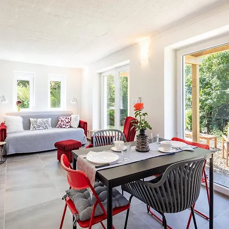 Panorama Garden Hideout In Artists' Town Apartment *